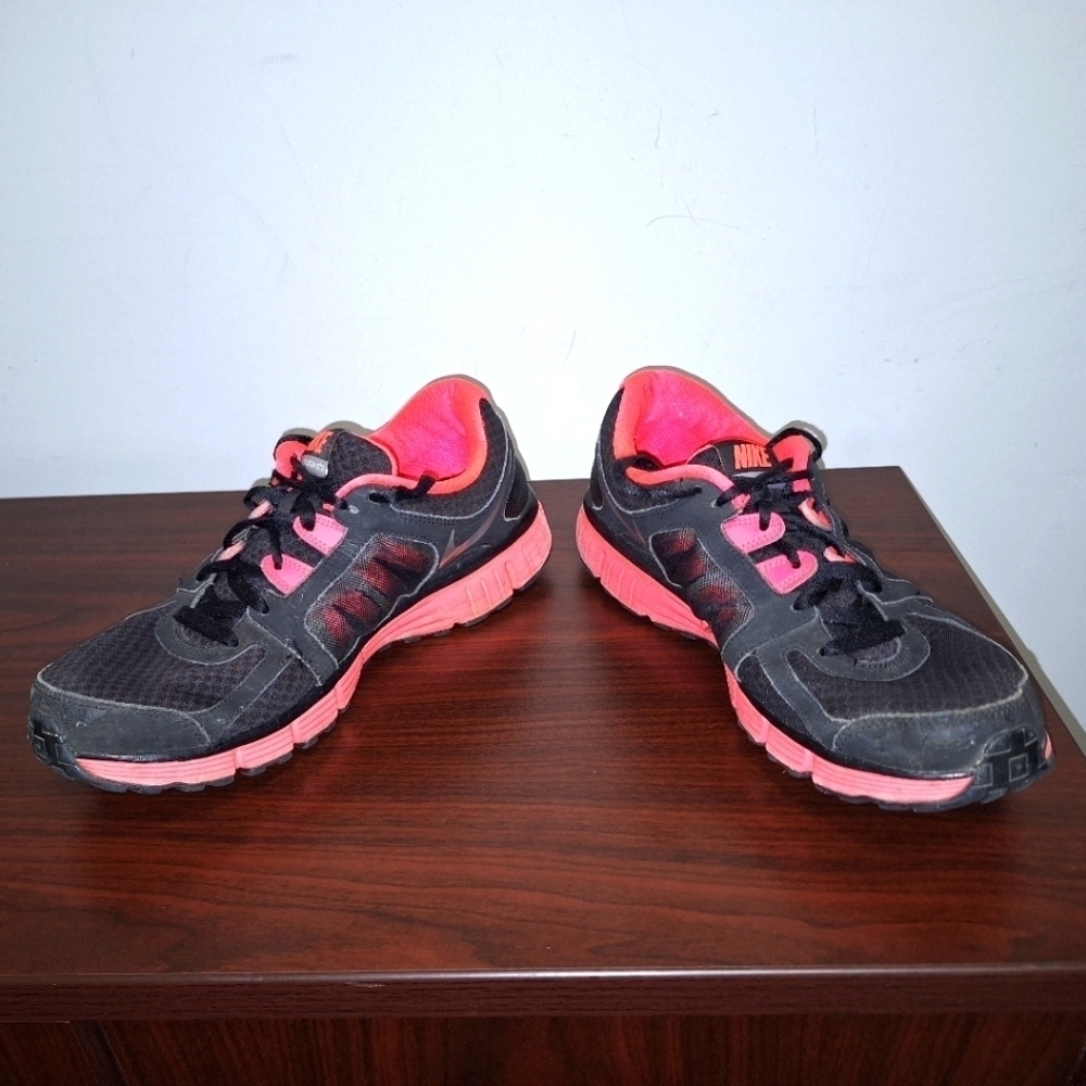 Nike Dual Fusion ST2 athletic shoes in a womens 11. Pre-loved and in great shape